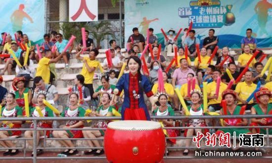把美女脱得光溜溜挠痒痒