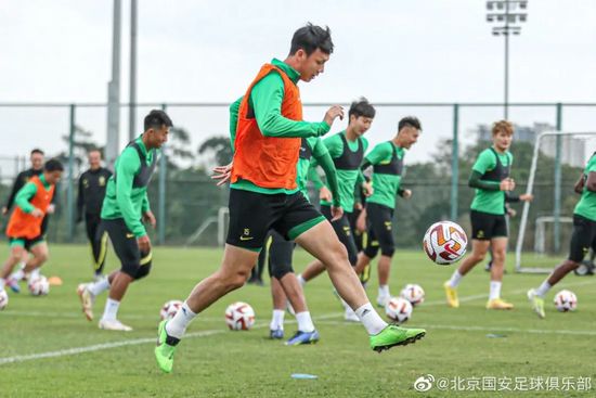 一个男孩子顶哭男孩子